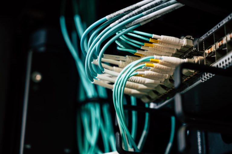Fibra óptica para empresas: Entenda porque ela é importante